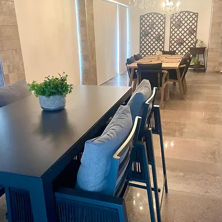 Sea View Penthouse شقة *